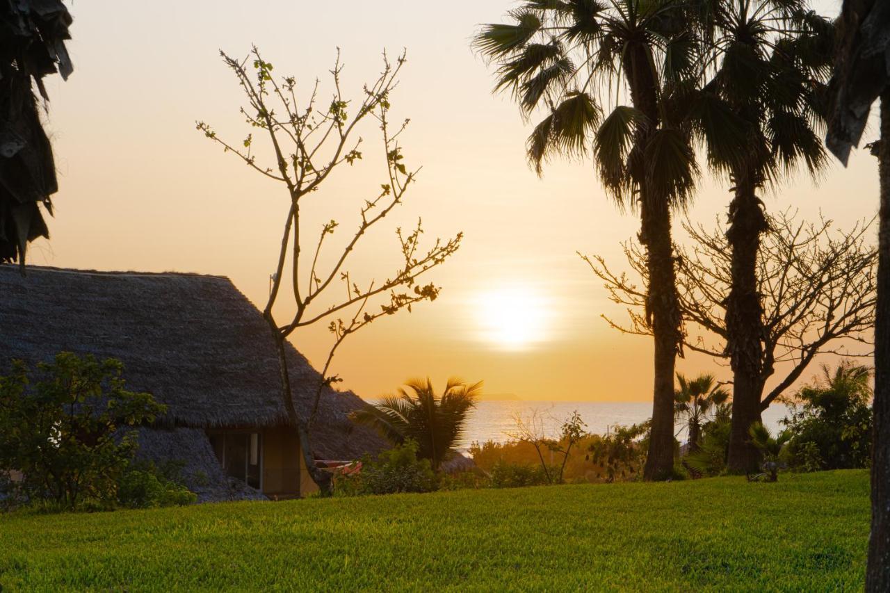 Tanusas Retreat & Spa Hotel Puerto Cayo Exterior photo